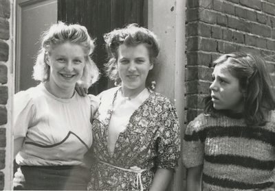 875723 Portret van Alie en Jopie van Daalen in de deuropening van hun woning in de Kroonstraat in Wijk C te Utrecht, ...